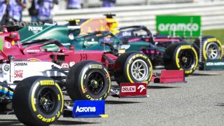 Am Freitag war die Zeit des Versteckens vorbei. Beim ersten Testtag der Formel 1 in Bahrain zeigten die Teams erstmals ihre Fahrzeuge. Bei den Präsentationen hatten sie noch die Hoheit über die Bilder. Nun fangen die Fotografen alle Details ein., Foto: LAT Images