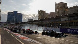 Hamiltons Punkteserie endet bei 54: Mit seinem Ausritt in der ersten Kurve und P15 in der Endabrechnung ruinierte sich Lewis Hamilton einen Allzeit-Rekord: 54 Rennen in Serie, seit Österreich 2018 (ein Ausfall wegen eines technischen Defekts) holte er Punkte. Einzige Unterbrechung: Der Sakhir GP des Vorjahres, aber da trat er nie zum Start an. Damit hält Lando Norris jetzt die längste aktive Punkteserie - seit Imola 2020 hat er immer gepunktet, das sind 11 Rennen., Foto: LAT Images