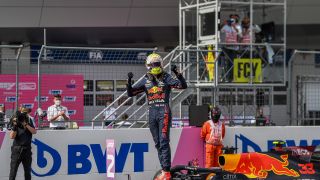 Die Pressestimmen zum Großen Preis von Österreich
Max Verstappen hat seinen Verfolgern zum dritten Mal in Folge keine Chance auf den Sieg gelassen. Der Niederländer feierte beim letzten Rennen des ersten Triple-Headers des Jahres seinen dritten Triumph in Serie. In so kurzer Zeit hat vor ihm noch kein Formel-1-Pilot das Sieg-Trio perfekt gemacht., Foto: LAT Images