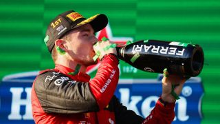 Charles Leclercs überlegener Sieg in Melbourne lässt Italien endlich wieder an den WM-Titel glauben. Fliegender Prinz, Karl der Große und erste Vergleiche mit der Ära um Michael Schumacher. Holland und Großbritannien derweil wegen Max Verstappens Ausfall in Not. Die internationalen Pressestimmen zum Australien GP., Foto: LAT Images