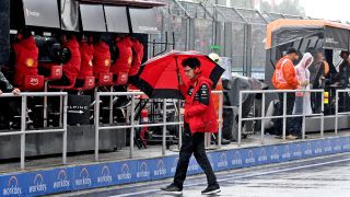  Mattia Binotto (2019 - 2022)
Am Ende stand er im Regen. Mattia Binottos Amtszeit bei Ferrari war ein Auf und Ab mit vielen Kontroversen. Die FIA unterband Ende 2019 eine Motorenschummelei Ferraris und die Folge war der größte sportliche Absturz der Scuderia im 21. Jahrhundert: Nur WM-Rang sechs wurde 2020 erreicht. Danach gelang dem heute 53-Jährigen ein bemerkenswerter Umschwung. Auf Platz drei im Jahr 2021 folgte im ersten Jahr der neuen Regelgeneration 2022 sogar, zumindest zu Saisonbeginn, der WM-Kampf gegen Red Bull. Trotz Rang zwei und vier eingefahrenen Siegen musste Binotto gehen. Zahlreiche Strategiefehler und Unzuverlässigkeit beim Motor waren der Ferrari-Chefetage anscheinend zu viel. Am 31.12.2022 wird Binotto seinen Posten in Maranello räumen.
, Foto: LAT Images