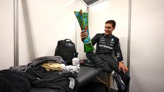 Sun (Großbritannien): "Die Tränen des George Russell - was für eine Erleichterung, als alle Emotionen aus ihm herausbrechen. Max Verstappen wagt es, die Anweisung des Teams zu ignorieren und schnauzt danach die Fragesteller an. Zuvor hatte er versucht, Hamiltons Rennen zu zerstören. Benimmt sich so ein Weltmeister?", Foto: LAT Images