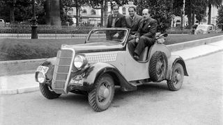 Vorkriegszeit: Schon Henry Ford fuhr Rennen
Bereits Gründer Henry Ford war mit dem Motorsport verbunden. Mit seinem eigenen Wagen gewann er 1901 ein Ovalrennen in Grosse Point, Michigan. Dies brachte ihm genug Geld zur Gründung der Ford Motor Company ein. Ford blieb auch mit seiner neuen Firma weiter im Sport aktiv und feierte Erfolge. Im Bild zu sehen ist der erste Ford-Sieger bei der Rallye Monte Carlo. 1936 gewannen Ionel Zamfirescu und Petre G. Cristea die prestigeträchtigste Rallye der Welt auf einem Ford mit V8-Motor.
, Foto: LAT Images