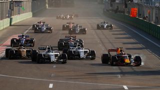 Die Formel 1 fuhr schon 2016 unter dem Deckmantel des Europa Grand Prix auf dem Baku City Circuit. Ein Jahr später bekam der Aserbaidschan GP seinen eigenen Platz im Kalender der Königsklasse. Enttäuschung entfachte das erste Rennen bei den Fans aber nicht. Daniel Ricciardo legte am Sonntag eine herausragende Aufholjagd hin. Nachdem er im Qualifying in die Streckenbegrenzung gefahren war, startete er im Rennen von Position 10. Nach ereignisreichen 51 Runden konnte er sich zum Sieger küren., Foto: LAT Images/Glenn Dunbar